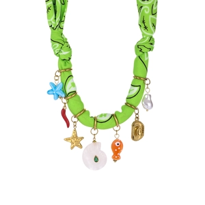 Primer plano de un collar de pañuelo de seda colorido con varios dijes de estilo mar