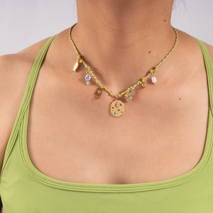 Collier bohème tressé à la main avec breloques dorées et perle blanche pour femme