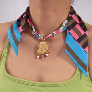 Collana foulard in seta boho con ciondolo a conchiglia dorata e perline colorate