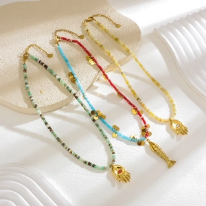 Colliers ethniques en perles avec pendentifs Main de Fatma et poissons colorés