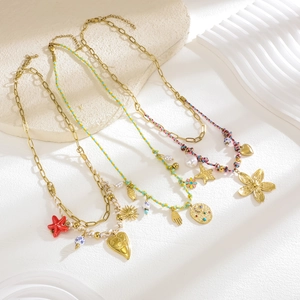 Lot de quatre colliers bohèmes dorés avec pendentifs fleur et étoile de mer tressés