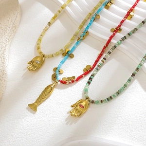 Colliers bohèmes en perles de pierre naturelle colorée avec pendentifs hamsa dorés