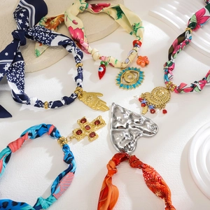 Set di collane foulard in seta boho con pendenti a croce, malocchio e conchiglie