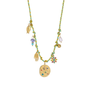 Vue détaillée du collier tressé coloré avec main de Fatima et pendentifs soleil