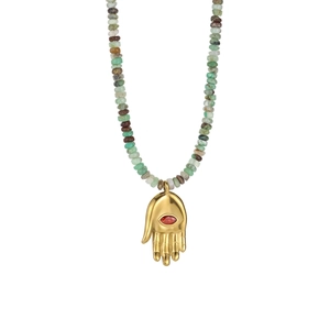 Détail macro du pendentif Main de Fatma avec gemme rouge sur collier de pierres naturelles