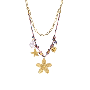 Détail d'un collier bohème à plusieurs rangs avec breloques dorées, corde et perle baroque