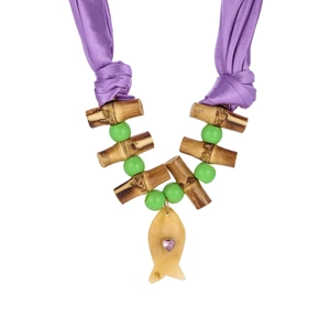 Detailansicht der Boho-Kette mit Bambusperlen und gelbem Fisch-Anhänger mit Herz