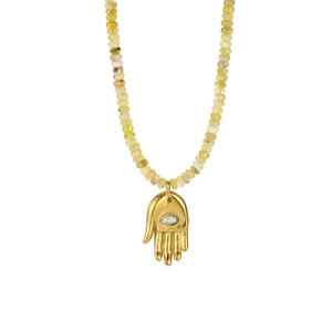 Vue détaillée du pendentif main de fatma doré avec perles en pierre naturelle