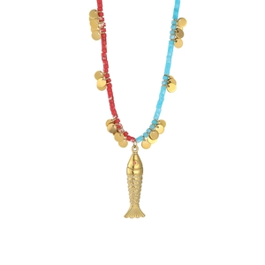 Collier pendentif poisson doré ethnique avec perles rouges et bleues et sequins en métal