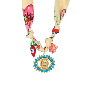 Dettaglio collana foulard in seta con pendente malocchio e ciondoli boho colorati