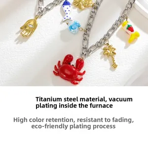 Détail du collier en acier titane avec placage sous vide et charms colorés émaillés
