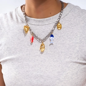 Collier chaîne Figaro argenté avec divers pendentifs dont un poisson rouge et une main dorée