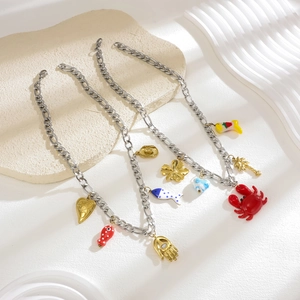Collier chaîne Figaro argentée avec breloques en émail coloré crabe et cœur sur plateau pierre