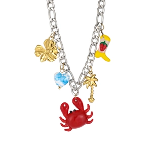 Collier Figaro en acier inoxydable avec breloques colorées de crabe et de bottes sur blanc