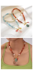 Détail du collier bohème avec pierres naturelles, perles et breloques colorées