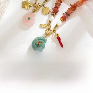 Détail du collier de perles baroques avec perles de cornaline et breloques poisson