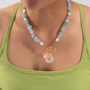 Collier de perles baroques avec aigue-marine, agate rouge et boucle OT dorée chic