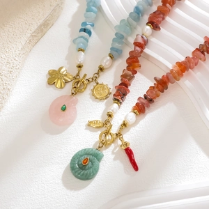 Collier bohème avec aigue-marine, agate rouge, perles baroques et pendentifs dorés