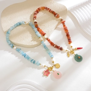 Collier de perles baroques bohème avec aigue-marine, agate et pendentifs floraux