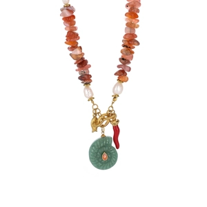 Détail de collier en perles baroques avec agates oranges et pendentif coquille d'escargot