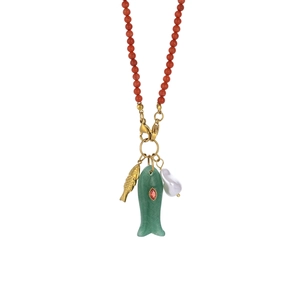Dettaglio macro della collana di pietre naturali con ciondolo a pesce e perla barocca