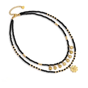 Zweilagige schwarze Spinellperlenkette mit goldenem Bienenanhänger und kleinen Talismanen