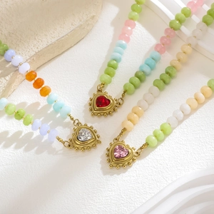 Bunte Edelstein-Perlenkette mit Herzanhänger aus goldenem Edelstahl für Damen