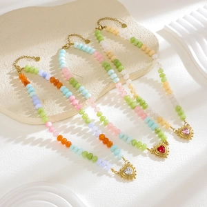 Bunte Perlenhalskette mit Naturstein und goldenem Herzanhänger aus Edelstahl