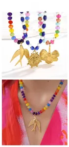Collier bohème en perles colorées avec grands pendentifs dorés hirondelle et fleur