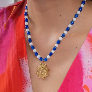 Collier bohème en perles avec pierres bleues et un pendentif aigle doré en acier