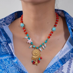 Collier perlé avec pendentif nautile, turquoise et perles sur fond floral bleu