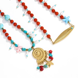 Collier bohème avec perles turquoise, rouges et pendentifs dorés en forme de coquillage