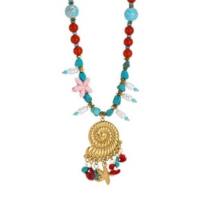 Détail du collier de perles style océan avec grand pendentif coquillage doré et turquoise