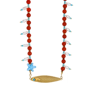 Collier artisanal perlé avec turquoise, corail et grand pendentif poisson doré