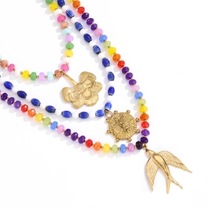 Collier triple rang avec perles multicolores et pendentifs dorés d'oiseau et de fleurs