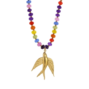 Détail du collier de perles facettées colorées avec pendentif hirondelle en or