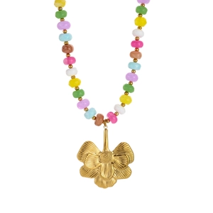 Collier de perles en pierre naturelle colorée avec un pendentif détaillé en métal doré