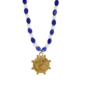Détail de perles rayées bleues et blanches avec pendentif colombe dorée élégant