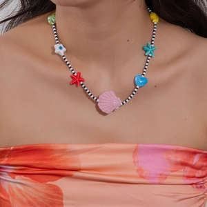 Collier de perles colorées avec pendentifs étoile de mer et coquillages