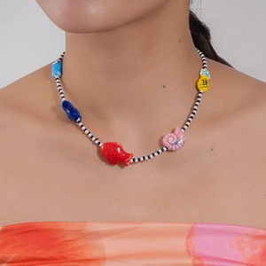 Collier de perles colorées avec breloques océaniques et ananas sur un mannequin femme
