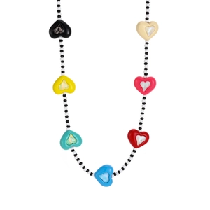 Vue détaillée des breloques cœur colorées sur un collier de perles noir et blanc