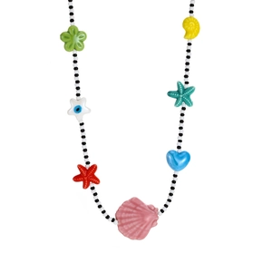 Collier de perles colorées avec perles noires et blanches et breloques océaniques