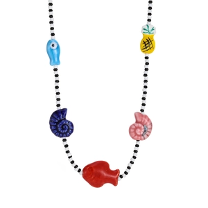 Détail du collier de perles avec des breloques poissons et coquillages colorés sur fond blanc