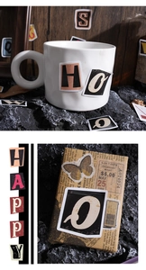 Primer plano de pegatinas de letras vintage con bordes recortados en tazas y paquetes