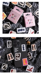 Primer plano de pegatinas de letras vintage en piedra y como decoración DIY para móvil