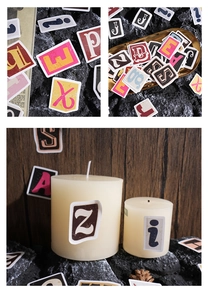 Detalle de pegatinas de letras vintage en una vela de pilar para decoración del hogar DIY