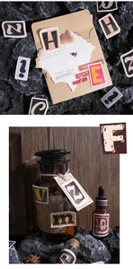 Detalle de pegatinas de letras vintage con papel envejecido para decoración de diarios