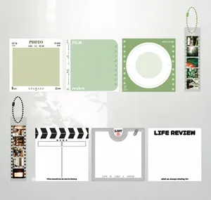Detailoverzicht van vintage film-thema memoblokken en stickers in zacht Morandi groen