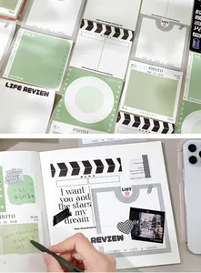Detail van scrapbookingnotities met filmthema met camera-elementen en dagboekgebruik