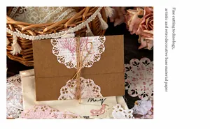 Détail de papier dentelle vintage avec découpes florales complexes et textures rustiques
